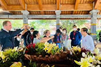 Jokowi berbincang dengan perwakilan media resmi saat menanti kehadiran pemimpin G20