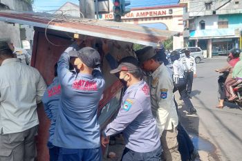 Satpol PP Mataram menertibkan belasan PKL gunakan ruang publik
