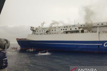 Ratusan penumpang Kapal KM Mutiara Timur yang terbakar di Selat Bali berhasil diselamatkan, TNI AL: Tidak ada korban jiwa