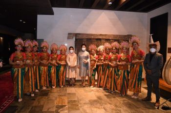 Iriana Jokowi dan Ibu Negara China Peng Liyuan bertukar cendera mata dalam pertemuan usai KTT G20