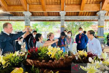 Presiden Jokowi berbincang dengan perwakilan media resmi negara G20