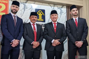 Pesepak bola Jordi Amat dan Sandy Walsh resmi menjadi WNI