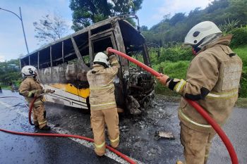 Bus pariwisata ludes terbakar di Tol Semarang