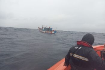 Basarnas Padang selamatkan 4 nelayan terapung belasan jam di laut