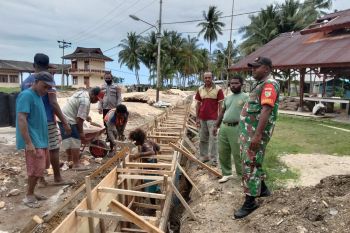 Babinsa dan bhabinkamtibmas monitoring pembuatan drainase di Biak
