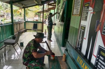 Anggota koramil melaksanakan pembersihan markas