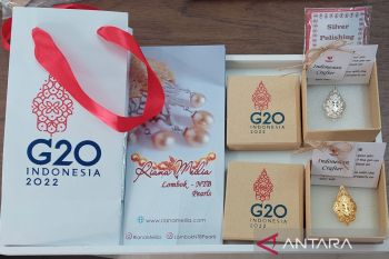 Pin logo delegasi KTT G20 dibuat UMKM NTB