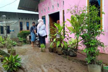 Sejumlah warga bersihkan sisa material banjir di beberapa titik di Kabupaten Solok