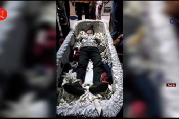 Viral! pria ini pura-pura mati dalam peti jenazah ternyata diduga terlilit utang