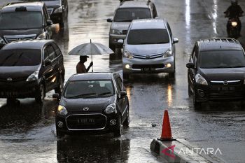 Hujan ringan hingga lebat diprakirakan turun di sejumlah kota besar Tanah Air
