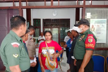 Babinsa mendampingi pembagian BLT untuk nelayan Biak Numfor