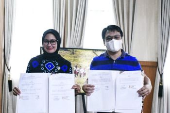 Bupati Lutra mendorong setiap desa miliki bank sampah