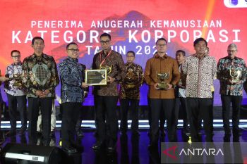 PLN raih dua penghargaan atas kontribusi di bidang kemanusiaan dan penanganan COVID-19