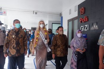 Putri Kecantikan Swiss kunjungi RSUD Iskak