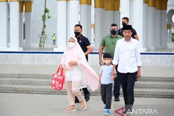 Jokowi ajak cucunya Jan Ethes salat duha di Masjid Raya Sheikh Zayed