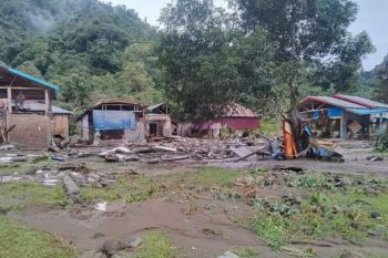 Apdesi Majene salurkan bantuan untuk korban banjir di Desa Salutambung