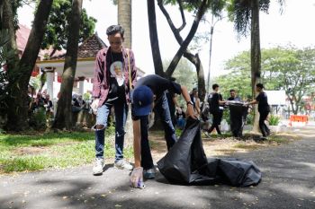 Relawan Ganjar Milenial Sumsel gelar kegiatan bersih-bersih di Palembang