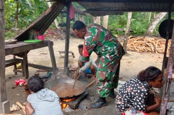 Babinsa Biak Utara membantu warga cara mengolah minyak kelapa