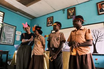 Telkomsel salurkan bantuan dua sekolah di Kabupaten Keerom