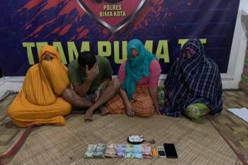 Kepergok main judi domino, emak-emak muda di Bima tertunduk malu dan menyesal