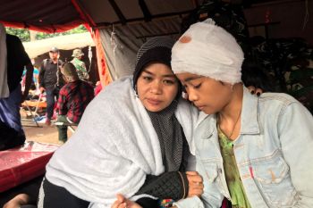 Penyintas gempa Cianjur rela menerjang reruntuhan untuk selamatkan anak
