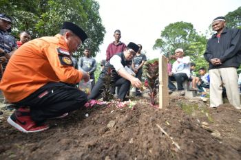 Gubernur Jawa Barat Ridwan Kamil iringi pemakaman bocah korban gempa Cianjur