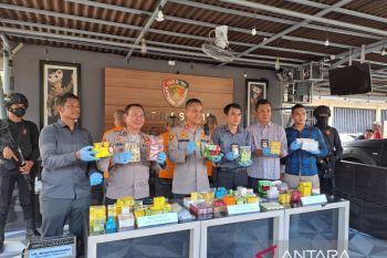 Polres OKU Timur membongkar perdagangan kosmetik ilegal