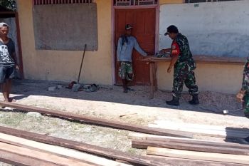Koramil 1708-01/Biak Timur bantu warga haluskan permukaan kayu