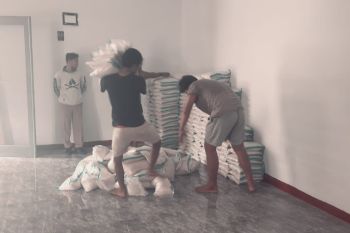 Pemkab Lombok Timur menyalurkan 20 ribu paket sembako jaga inflasi