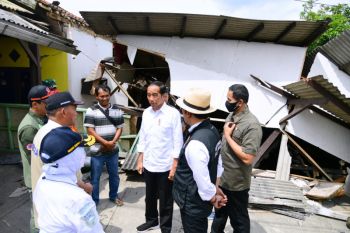 Presiden Jokowi bagikan makanan ke pengungsi gempa Cianjur
