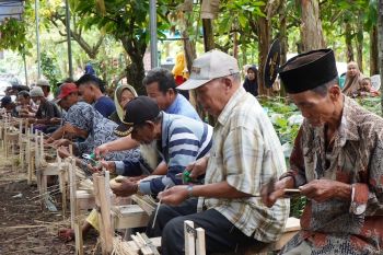 PTBA berdayakan 1.127 orang lansia produksi tusuk sate