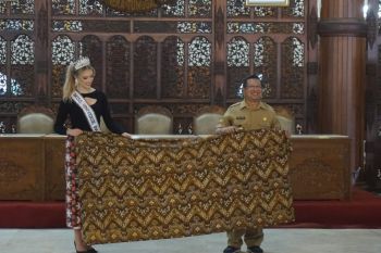 Batik Putri Kecantikan Swiss dilelang bantu korban gempa Cianjur