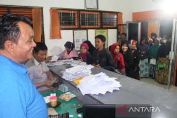 Kantor Pos Biaro Agam salurkan bansos hingga malam hari