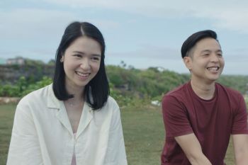 Laura Basuki akui sempat merasa serba salah berakting mesra dengan Ernest Prakasa