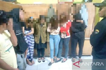 Satpol PP Agam jaringan tiga pasangan dan pengunjung kafe karena lewat tengah malam