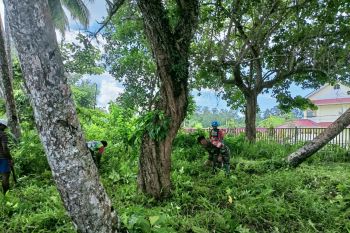 Koramil 1708-06/SU bersama warga bersihkan pantai Kampung Sorendiweri