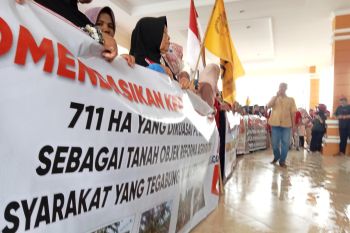 SPI Pasbar berunjuk rasa ke bupati tuntut penyelesaian konflik tanah