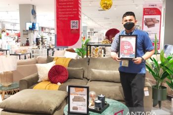 Informa Mantos Manado Town Square menggelar promo Warm Celebration in Joy &amp; Love