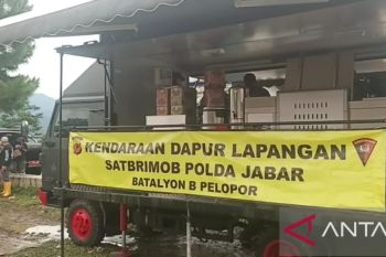 Kendaraan dapur lapangan Brimob sediakan 18 porsi makanan untuk pengungsi gempa
