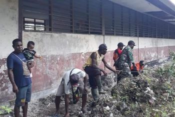 Posramil 1708-01/BT dan warga gotong royong bersihkan halaman sekolah