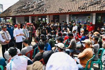 Presiden Jokowi tinjau Kecamatan Cugenang yang terkena dampak gempa terparah