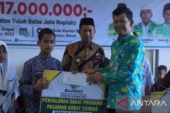Pemkab Pasbar salurkan bantuan pendidikan melalui dana zakat