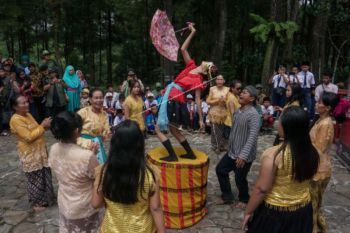 Penari kesurupan saat Nyadran Gunung Rogokusumo