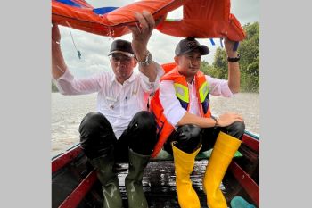 Wali kota terobos hujan deras bantu korban banjir di bantaran sungai