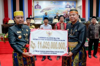 Gubernur Sulsel beri bantuan keuangan Rp11 miliar kepada Selayar