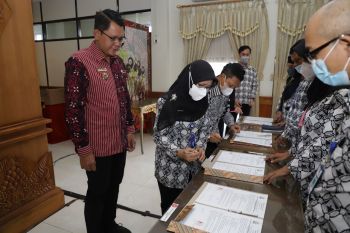 Dispursip menandatangani pemusnahan arsip di Sleman