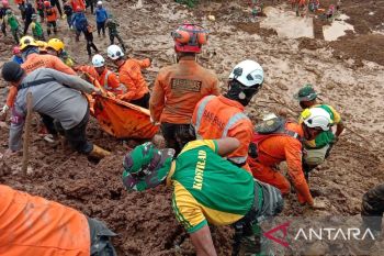 Tim SAR evakuasi empat jenazah korban gempa bumi Cianjur