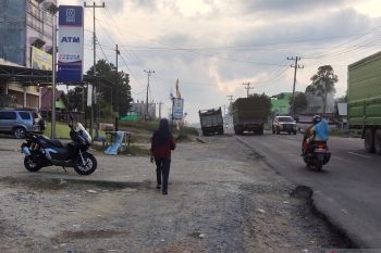 Hati - hati, bahu jalan Lintas Timur Pematangreba banyak yang rusak