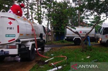 PMI supplies 100,000 liters of water for victims
