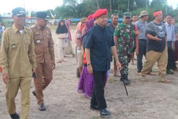 Bupati Seruyan serahkan hadiah turnamen sepak bola Desa Tabiku